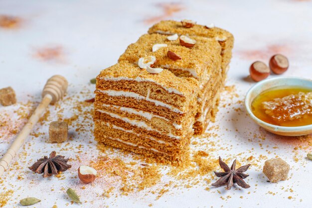 Bolo de mel em camadas doce caseiro com especiarias e nozes.