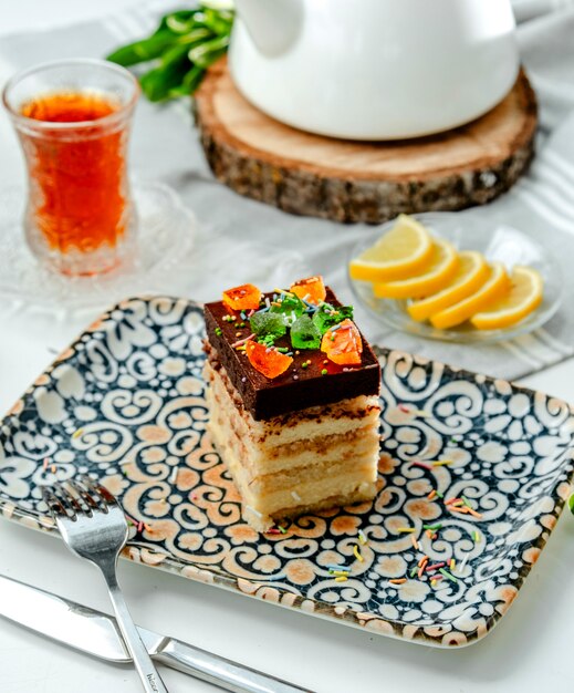 Bolo de mel em cima da mesa