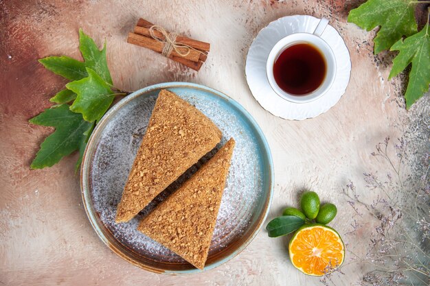 Bolo de mel gostoso com chá em bolo doce de biscoito de açúcar de piso claro