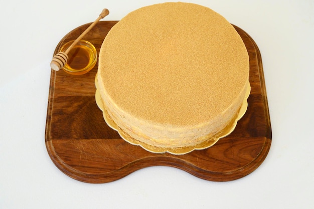 Bolo de mel inteiro de oito camadas bolo russo medovik com nozes e biscoito coberto de mel