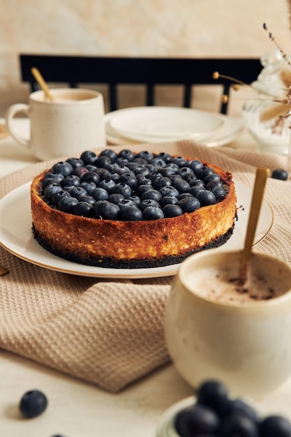 Bolo de mirtilo com iogurte vegan delicioso com mesa de centro em uma mesa branca