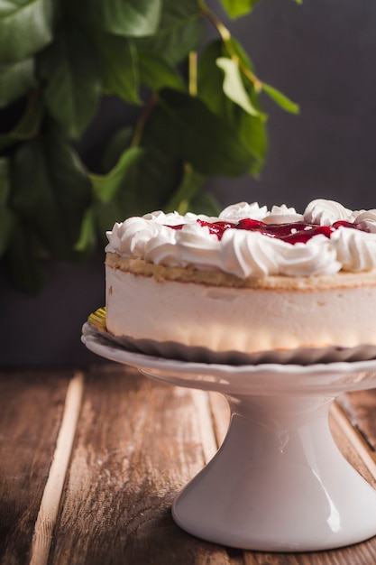 Bolo de mousse de vista lateral com geléia vermelha