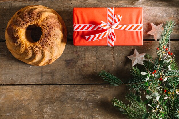 Bolo de natal ao lado do presente