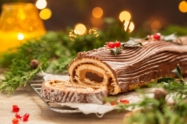 Bolo de natal tradicional com tora de chocolate e decoração festiva