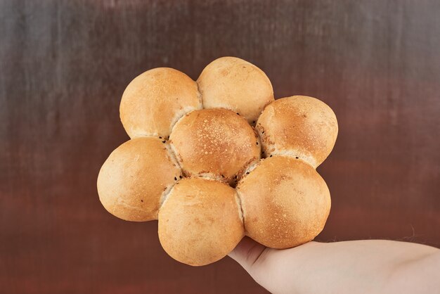 Foto grátis bolo de pão na mão do padeiro.