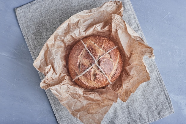 Bolo de pão redondo feito à mão no pano de prato.