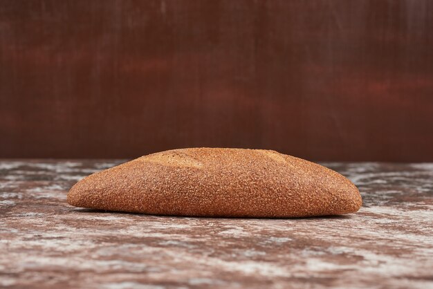 Bolo de pão sobre um fundo de mármore.
