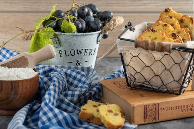 Bolo de passas, uvas e farinha na mesa de mármore