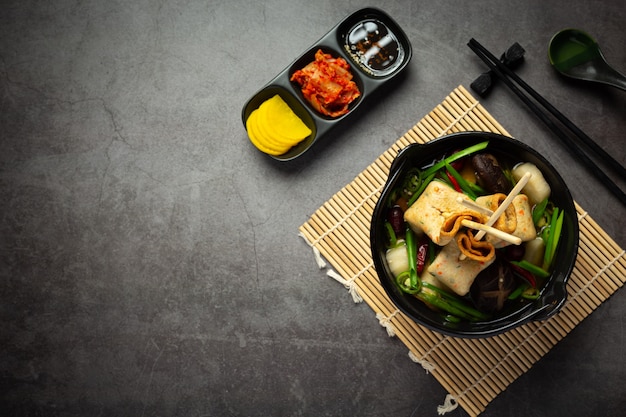 Bolo de peixe coreano e sopa de vegetais na mesa