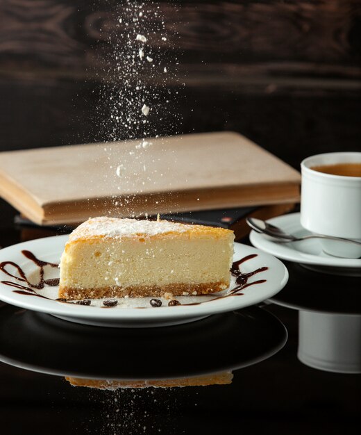 Foto grátis bolo de queijo com chá na mesa