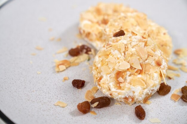 Bolo de queijo doce de dieta polvilhado com passas