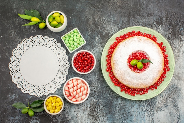 Foto grátis bolo de romã com sementes de romã rola taças de doces de limão