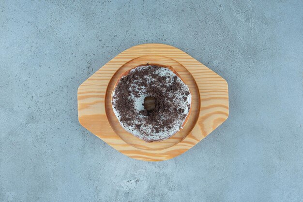 Foto grátis bolo de rosquinha com cacau em pó por cima.