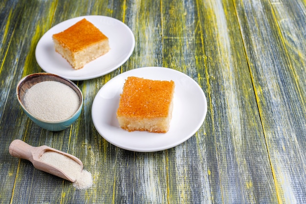 Bolo de semolina de sobremesa turca caseiro.