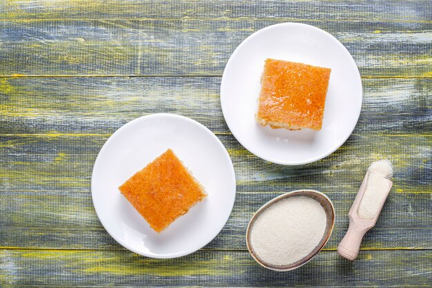 Bolo de semolina de sobremesa turca caseiro.