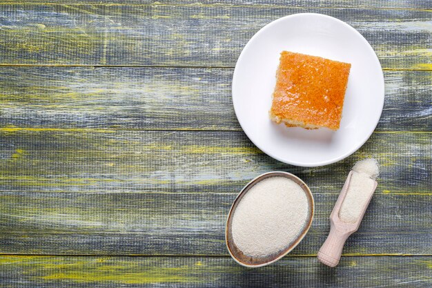 Bolo de semolina de sobremesa turca caseiro.