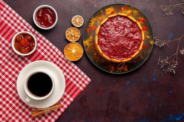 Bolo de sobremesa deliciosa de vista de cima com café na mesa escura biscoito biscoito de açúcar Bolo sobremesa doce