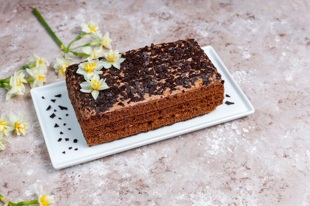 Bolo de trufa de chocolate caseiro saboroso com café