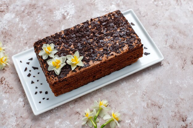 Bolo de trufa de chocolate caseiro saboroso com café