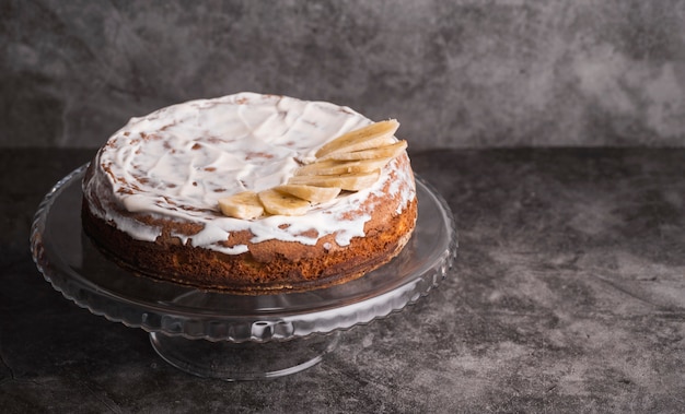 Bolo de vidro saboroso close-up em cima da mesa