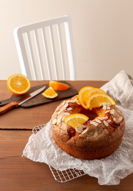 Foto grátis bolo delicioso com arranjo de laranjas