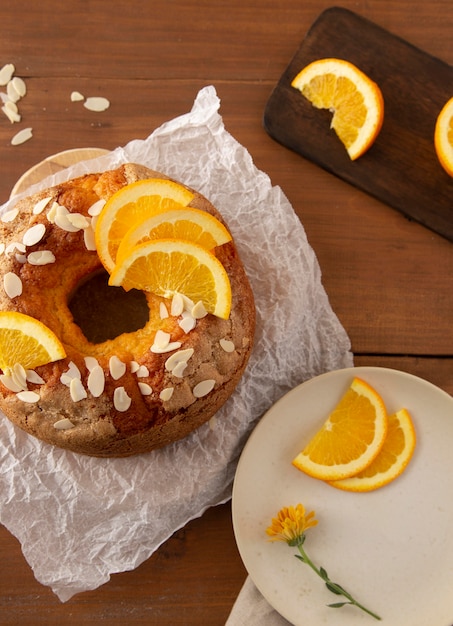 Foto grátis bolo delicioso com arranjo de laranjas