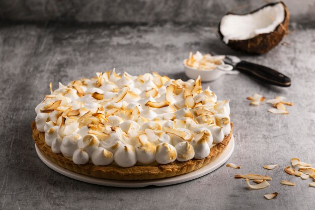 Foto grátis bolo delicioso com coco em ângulo alto