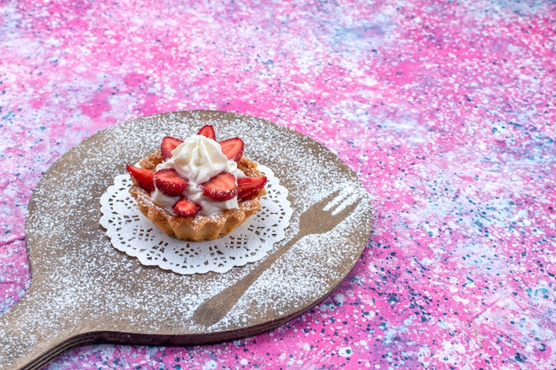 Bolo delicioso com creme e morangos vermelhos fatiados em roxo brilhante, biscoito doce de cor