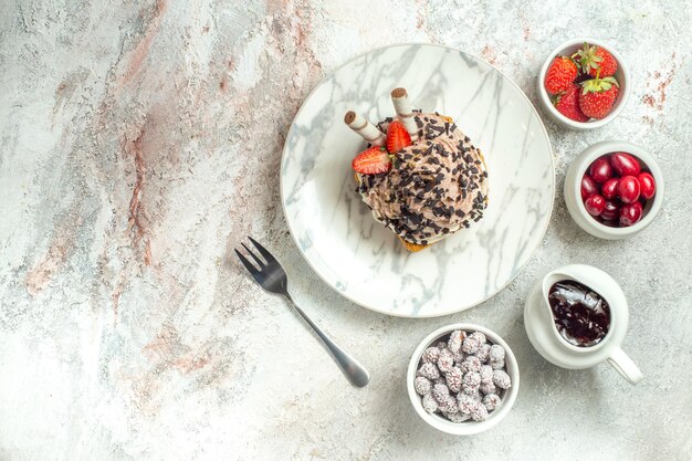 Bolo delicioso cremoso com morangos na superfície branca bolo de chá de creme de aniversário doce com vista de cima