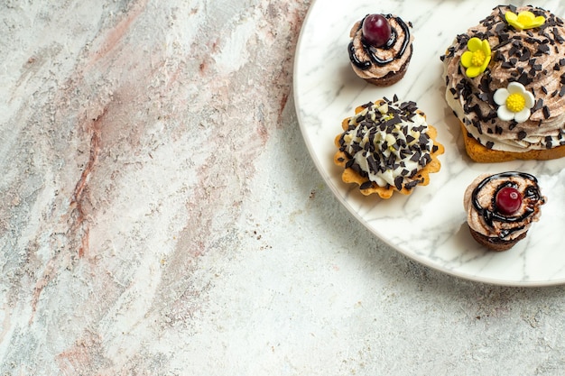 Bolo delicioso e cremoso com bolo de chocolate na superfície branca Bolo de chá biscoito biscoito doce creme de aniversário