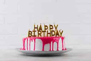 Foto grátis bolo delicioso e velas de aniversário