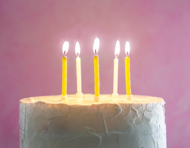 Foto grátis bolo doce caseiro para aniversário com velas iluminadas