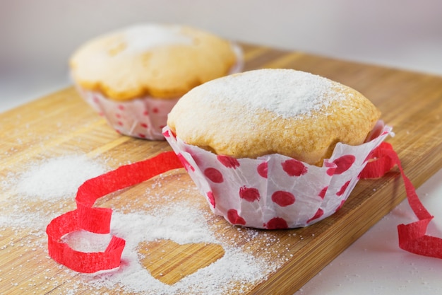 Bolo doce com açúcar e fita vermelha decoração