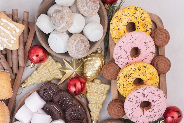 Bolo doce de natal com bolas na superfície branca