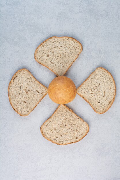 Foto grátis bolo e fatias de pão no fundo de mármore. foto de alta qualidade