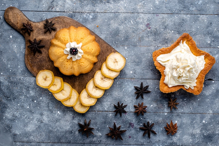 Foto grátis bolo em forma de estrela com creme junto com biscoito e frutas secas fatiadas na mesa de luz bolo em forma de estrela com creme de açúcar