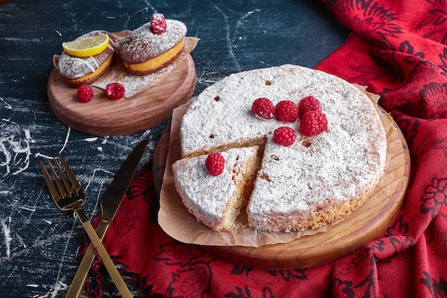 Bolo Millefeuille com Framboesas e Açúcar em Pó.