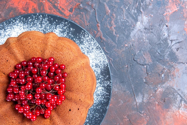 Bolo saboroso de bolo com groselha na mesa vermelho-azul