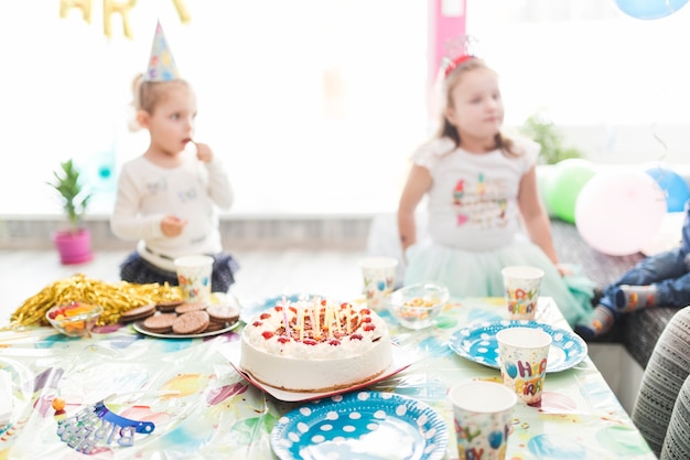 Foto grátis bolo saboroso na festa de aniversário