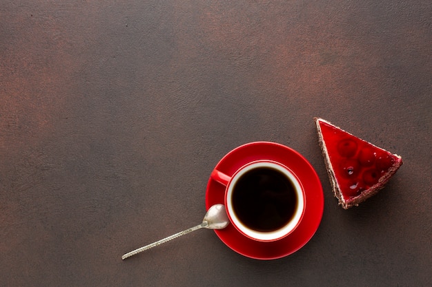 Bolo vermelho e espaço de cópia de café