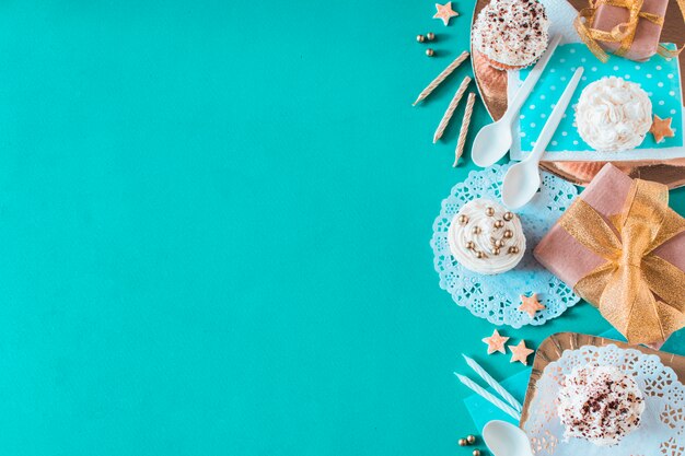 Bolos; acessórios de presente e aniversário em pano de fundo verde