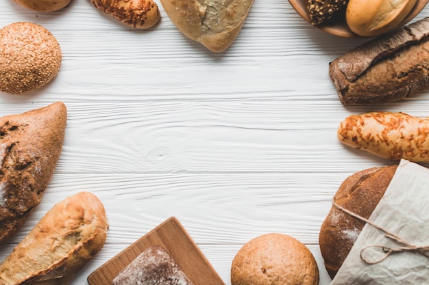 Bolos arrumados e pães em círculo