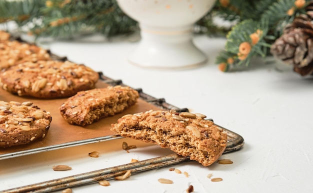 Bolos caseiros biscoitos de aveia com sementes em uma bandeja conceito de cozimento simples e leve em casa para o ano novo ou ideia de comida saudável de natal foco suave de closeup