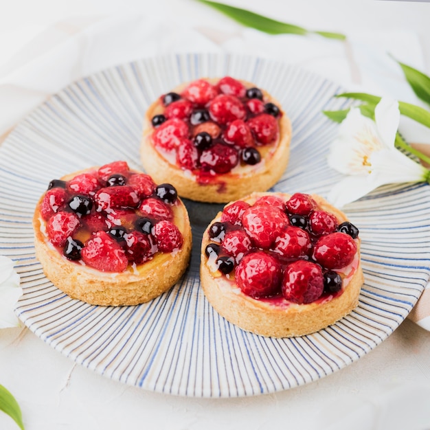 Bolos com frutas de alto ângulo