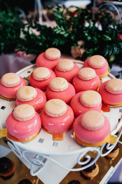 Bolos cor de rosa com macarrão servidos em um prato