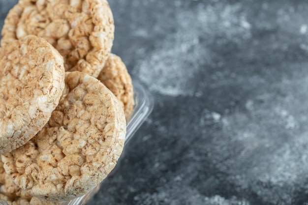 Bolos de arroz crocantes em recipiente de plástico