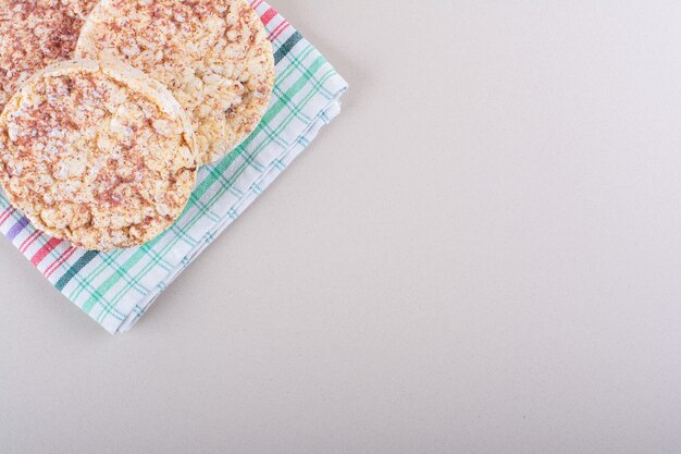 Bolos de arroz deliciosos com toalha de mesa colocada na mesa branca. Foto de alta qualidade