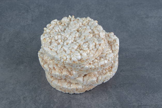 Foto grátis bolos de arroz tufado em mármore.