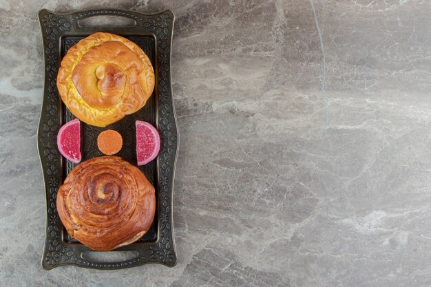 Bolos e doces caseiros em bandeja de metal