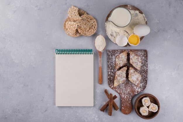 Foto grátis bolos, ingredientes e livro de receitas à parte